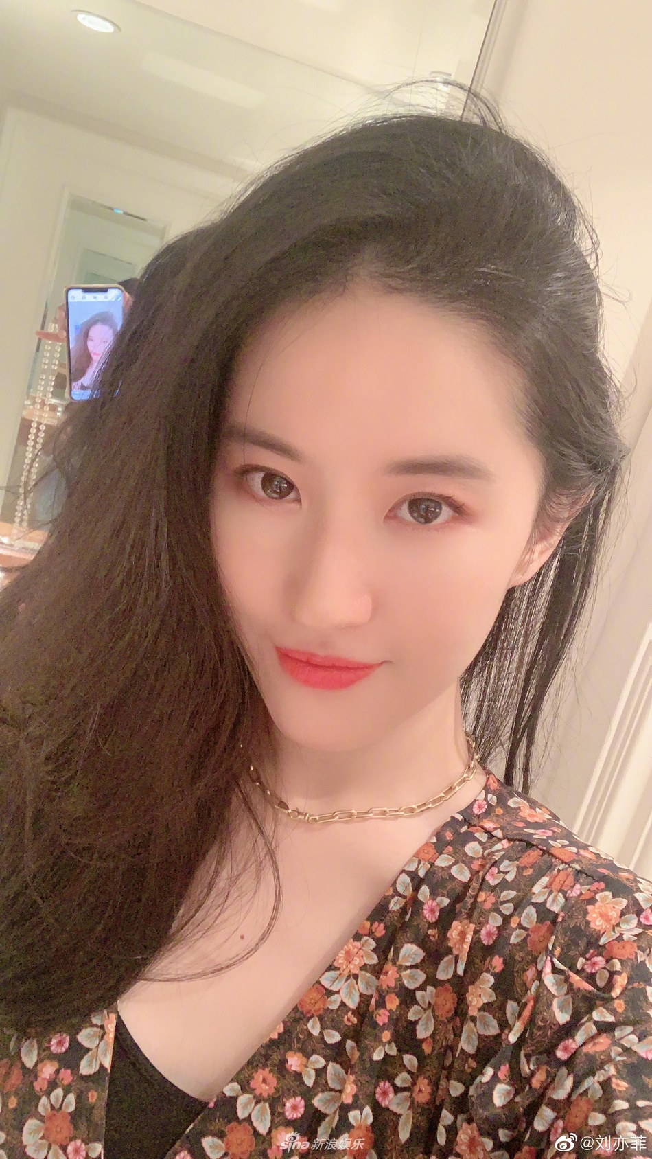 刘亦菲穿印花裙仙气飘飘手指托腮气质迷人