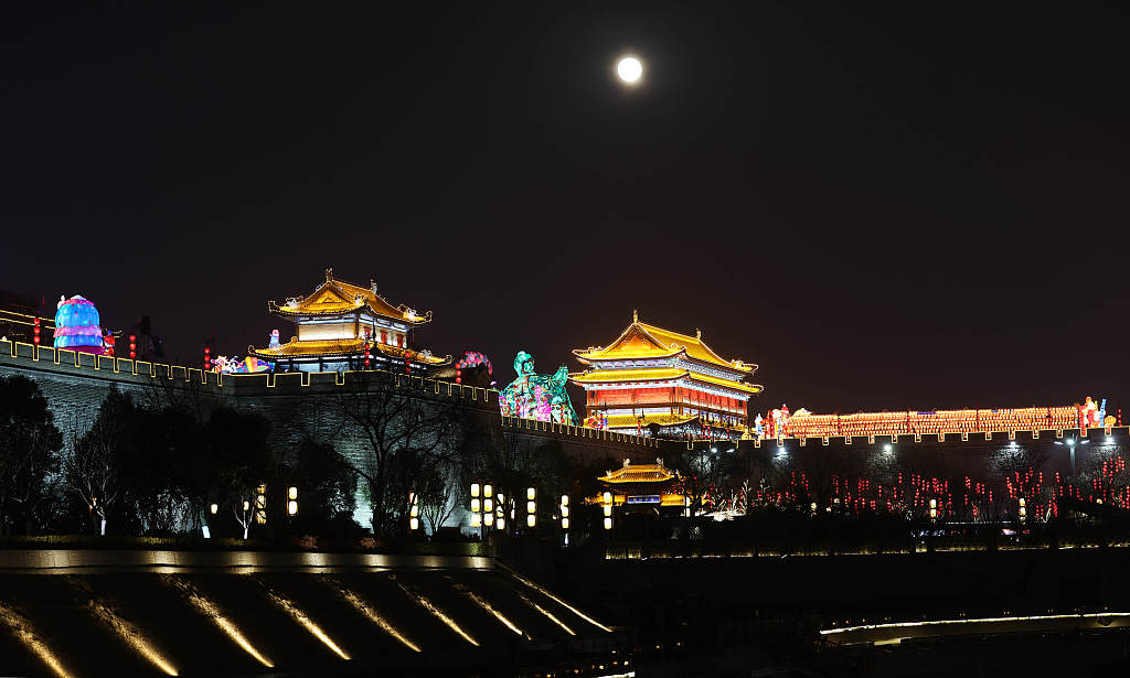 西安皓月高悬古城夜空景色醉人引人注目