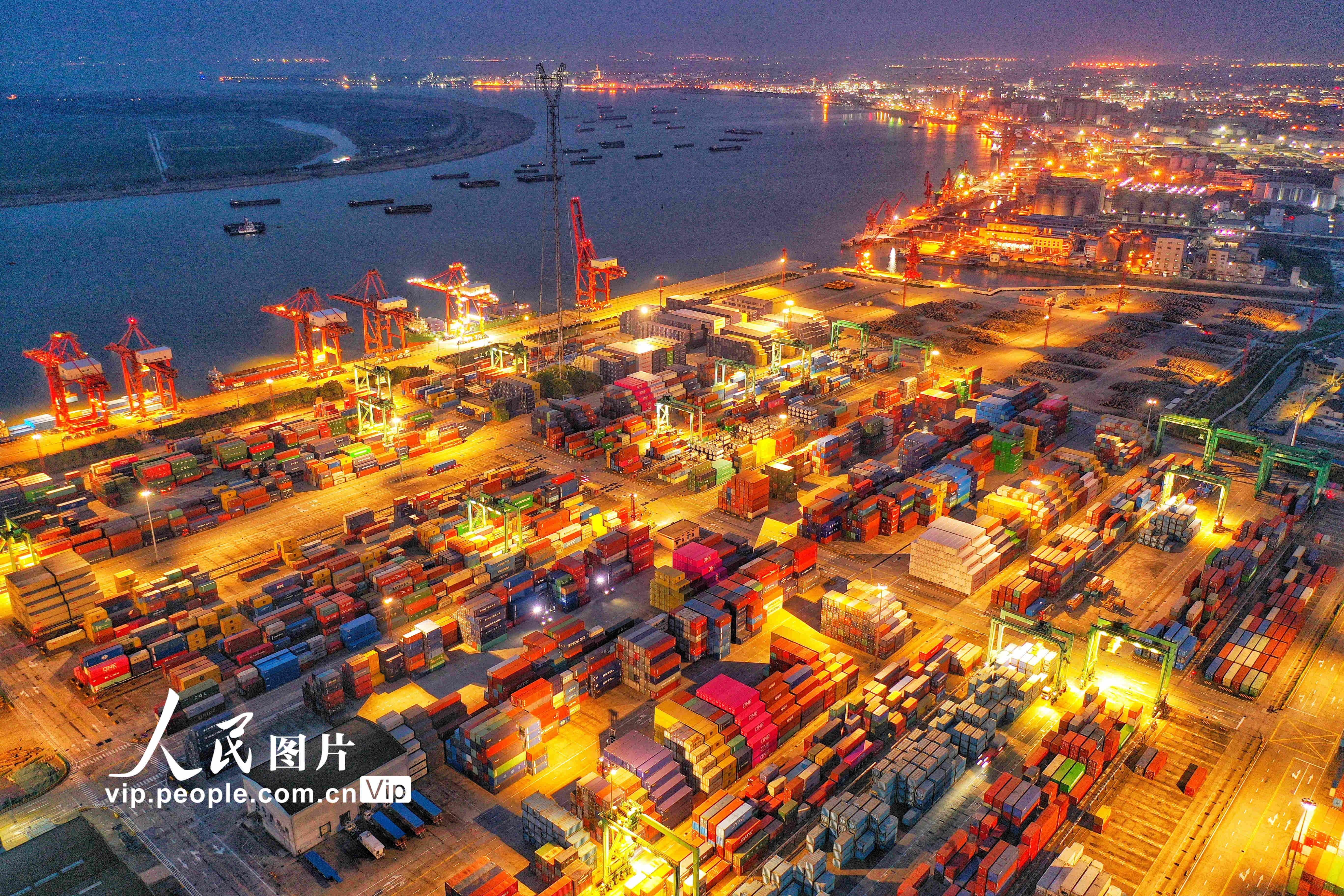 江苏张家港:港口挑灯夜战作业忙