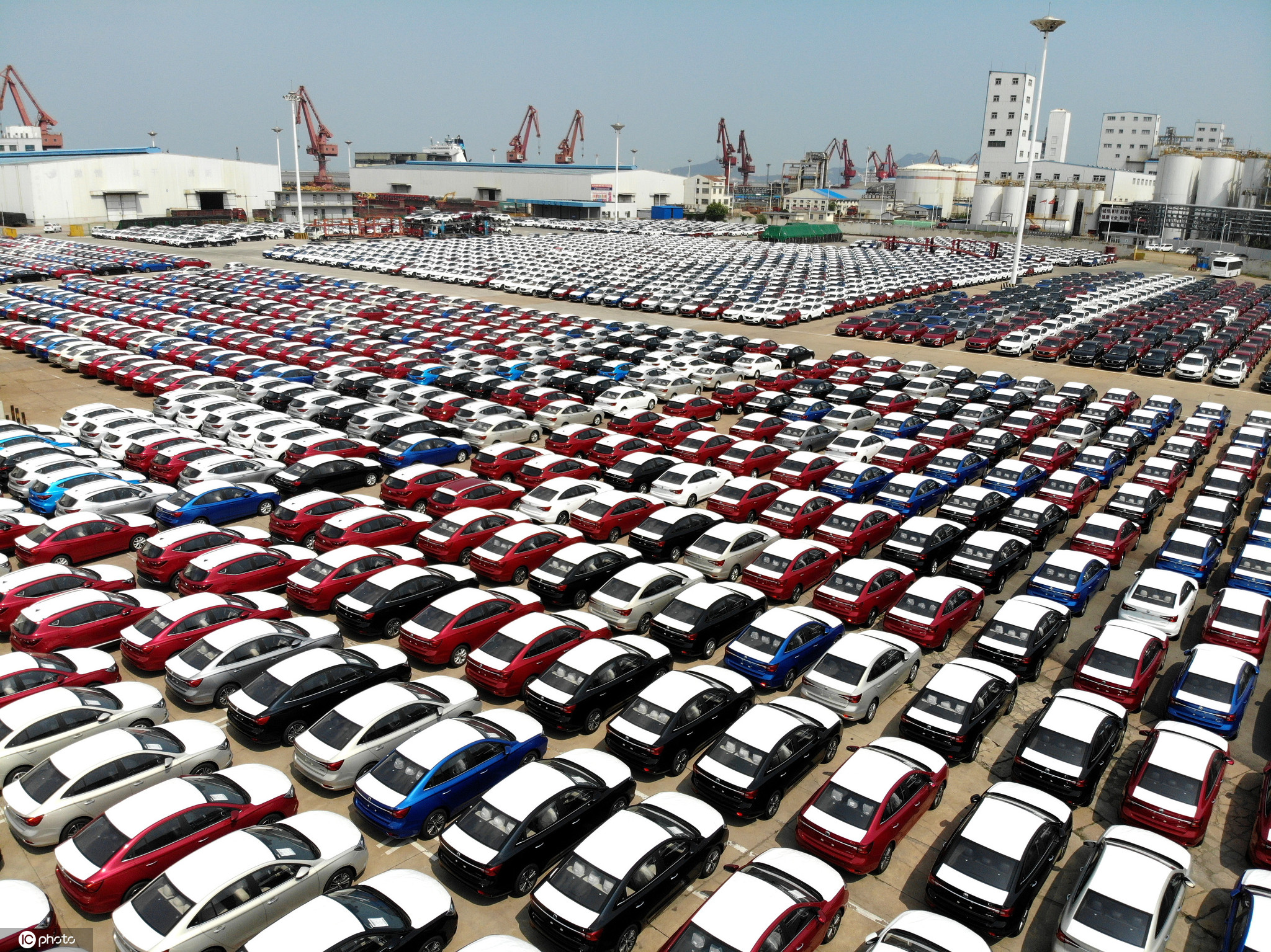 江苏连云港:近5000辆汽车集结口岸"出海"国外