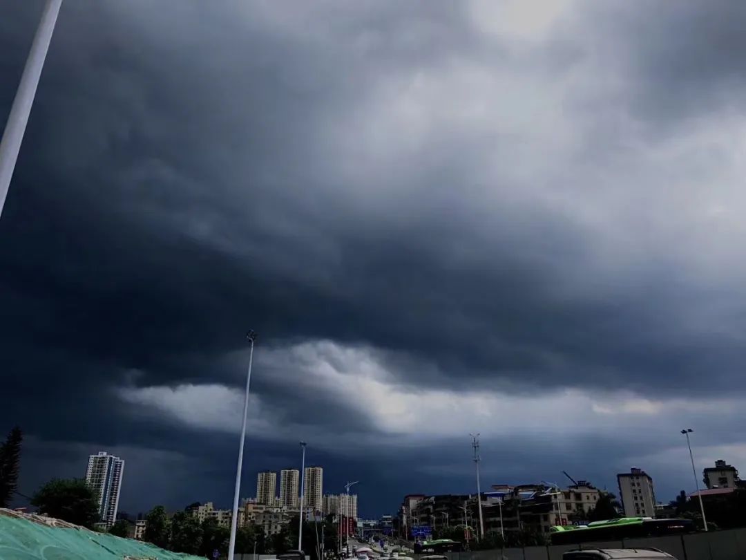 訂單超時!原來外賣小哥在狂風暴雨中做了這件事