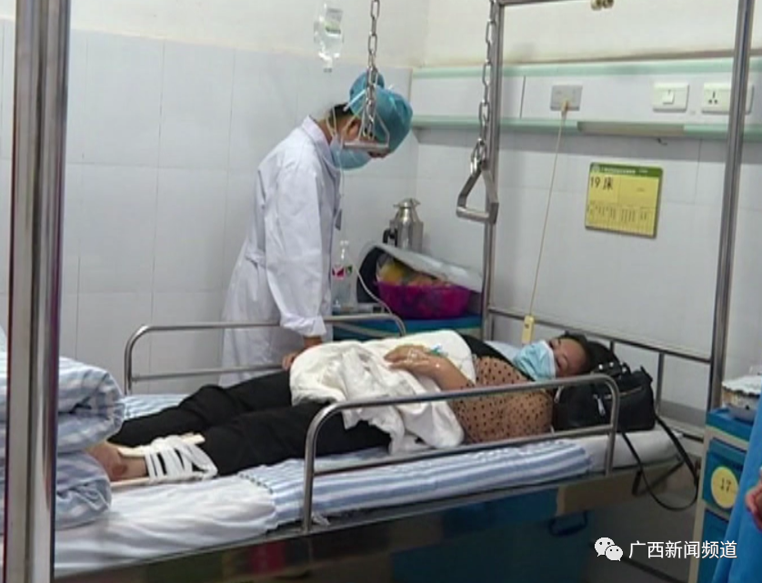 11月13日下午3点多,记者在广西龙潭医院骨科住院部见到了3名伤者,她们