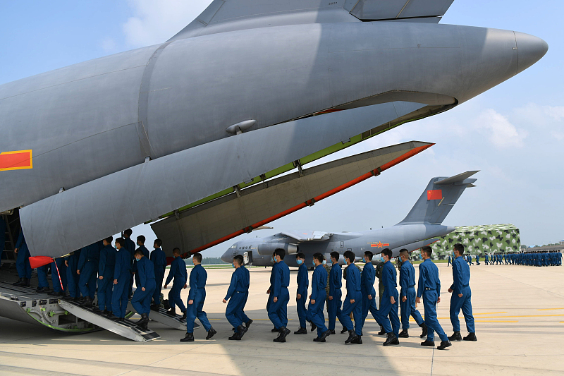 空军首次使用运-20集中运送新录取飞行学员入校报到