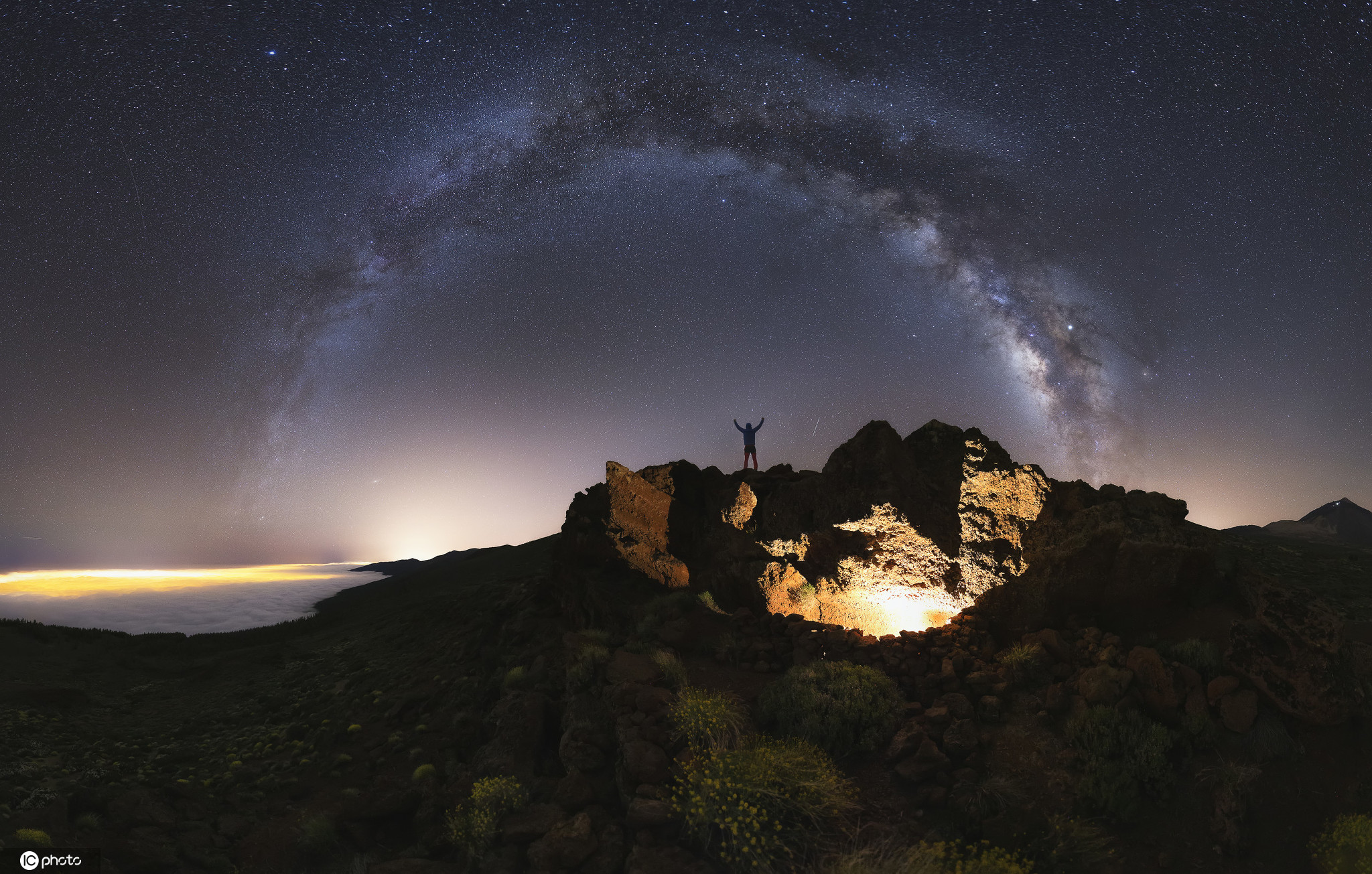 西班牙男子拍摄绝美银河星空照 璀璨梦幻"触手可及"