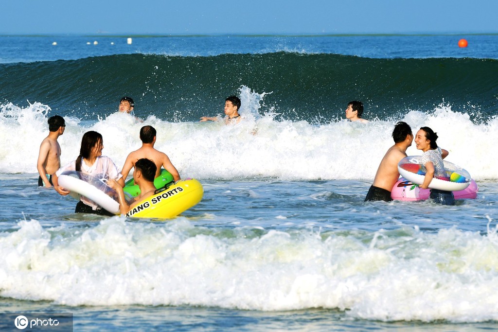 山東青島:海邊戲水享清涼