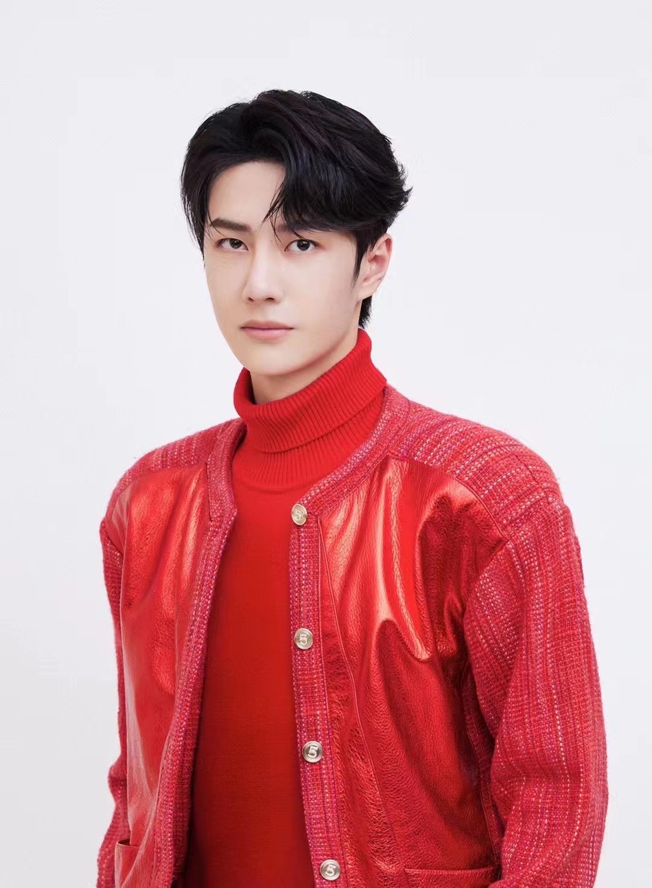 王一博身着红色西装 活力满满