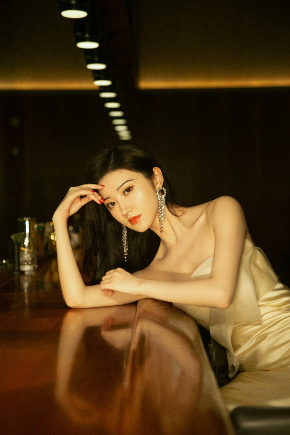 景甜穿香槟色长裙凸显好身材曲线曼妙气质优雅