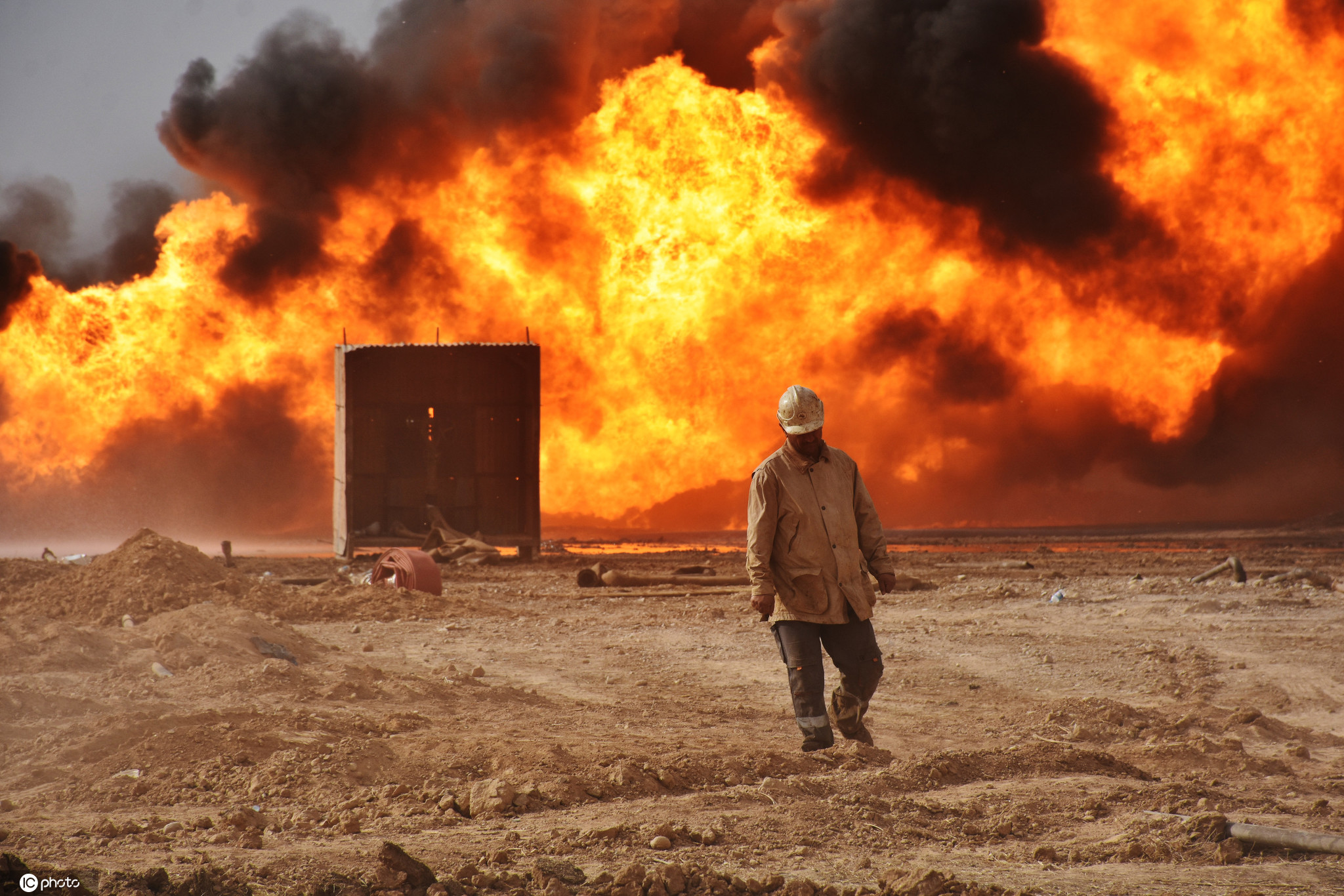 伊拉克基尔库克省两口油井遭袭 现场大火持续
