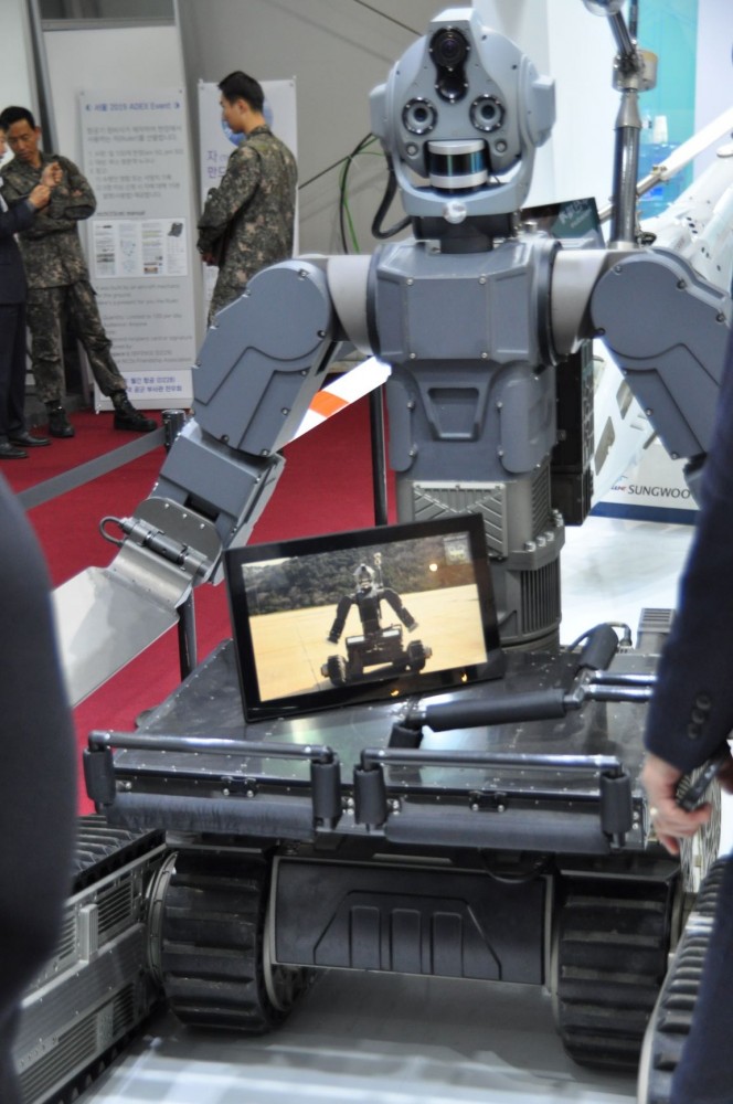 韩国自研多功能机器人亮相 外形酷似星战机器人
