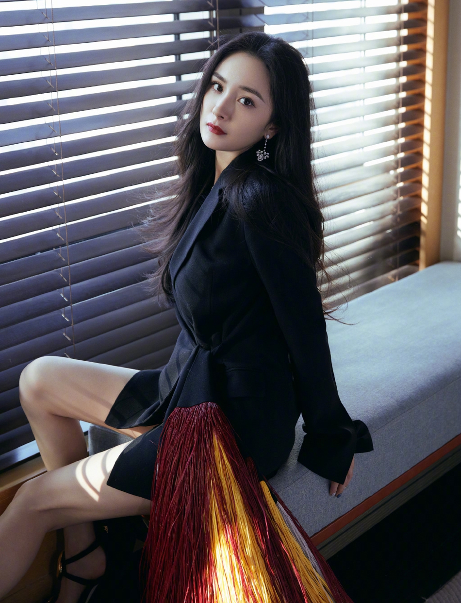 杨幂穿黑色西装流苏裙 大秀美腿性感霸气