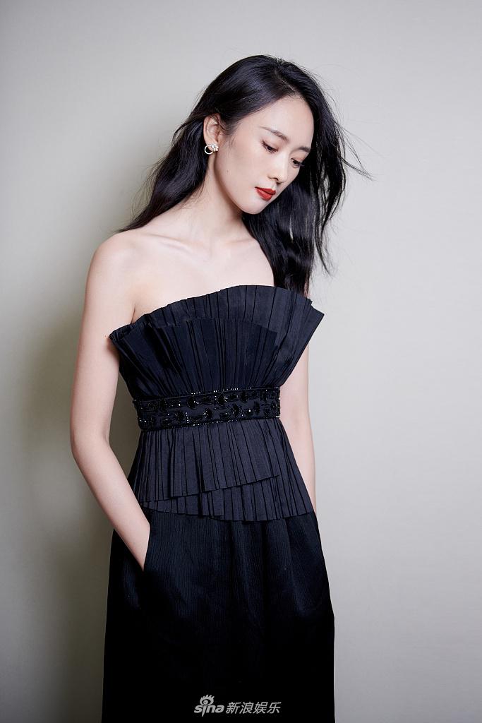 童瑶穿黑色网纱上衣秀锁骨02黑色长发配红唇更衬女人味