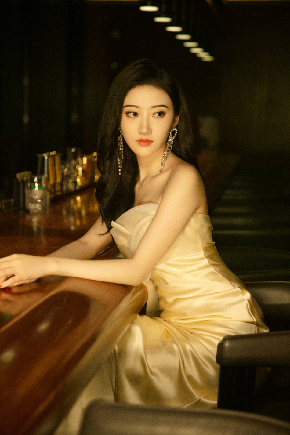 2020-10-09 06:56 近日,景甜分享了一组身着香槟色长裙的写真,身材