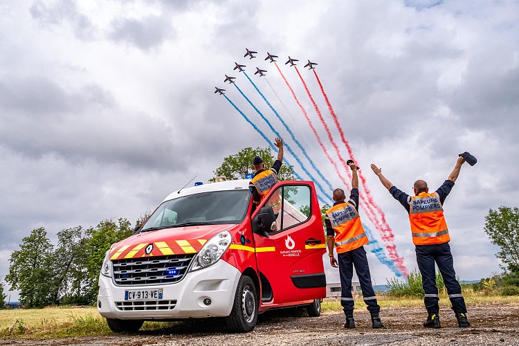 法国空军表演队飞越多地上空 向医护人员致敬