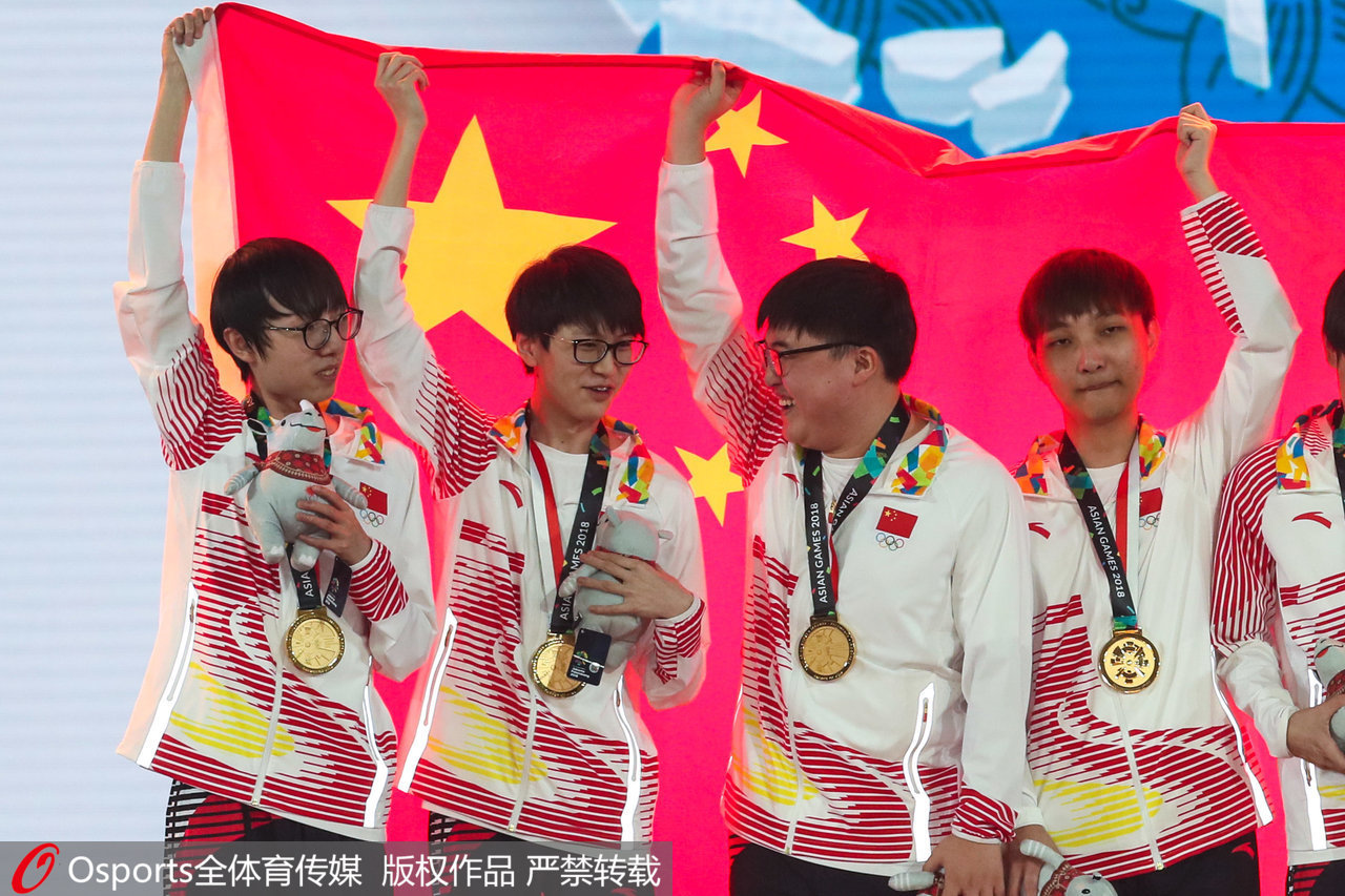 uzi（左三）和队友为中国拿下亚运金牌