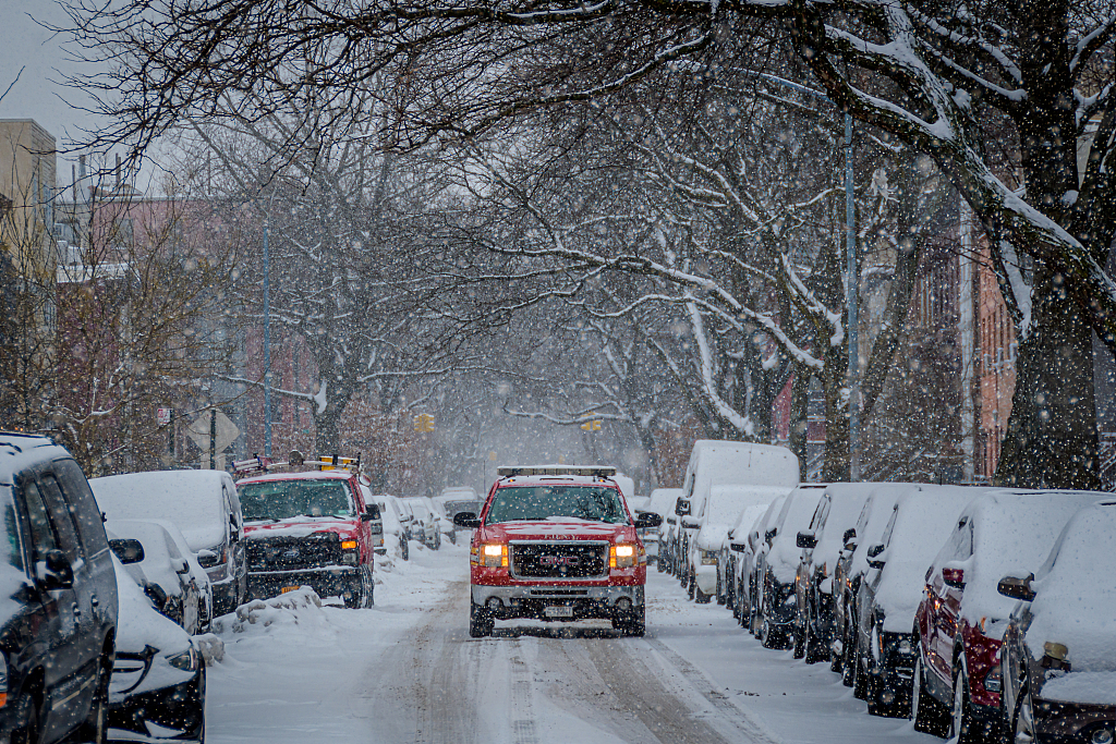 美暴雪低温天气致至少31人死亡 纽约市民雪中出行