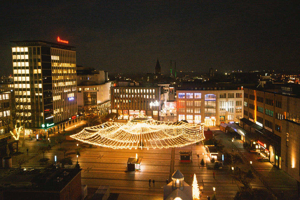 德国埃森迷你圣诞集市开张02市民排队买热红酒