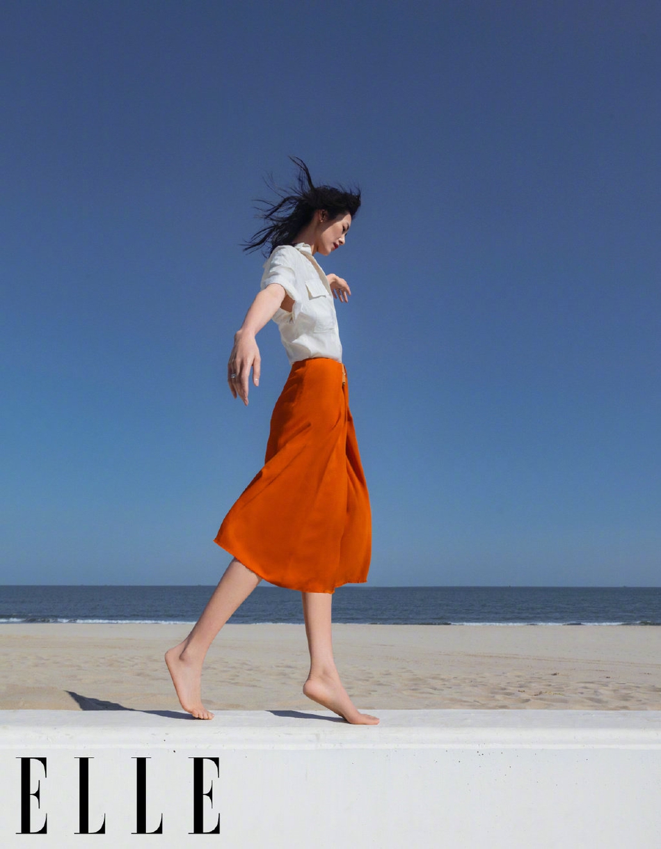 刘雯冬日海滩封面大片释出02深v造型露美背优雅性感