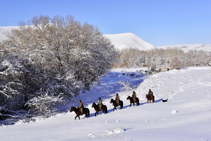 风雪中边防战士骑马巡逻