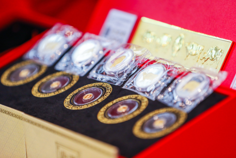 注：现场展示《五牛纳福》银镶金纪念