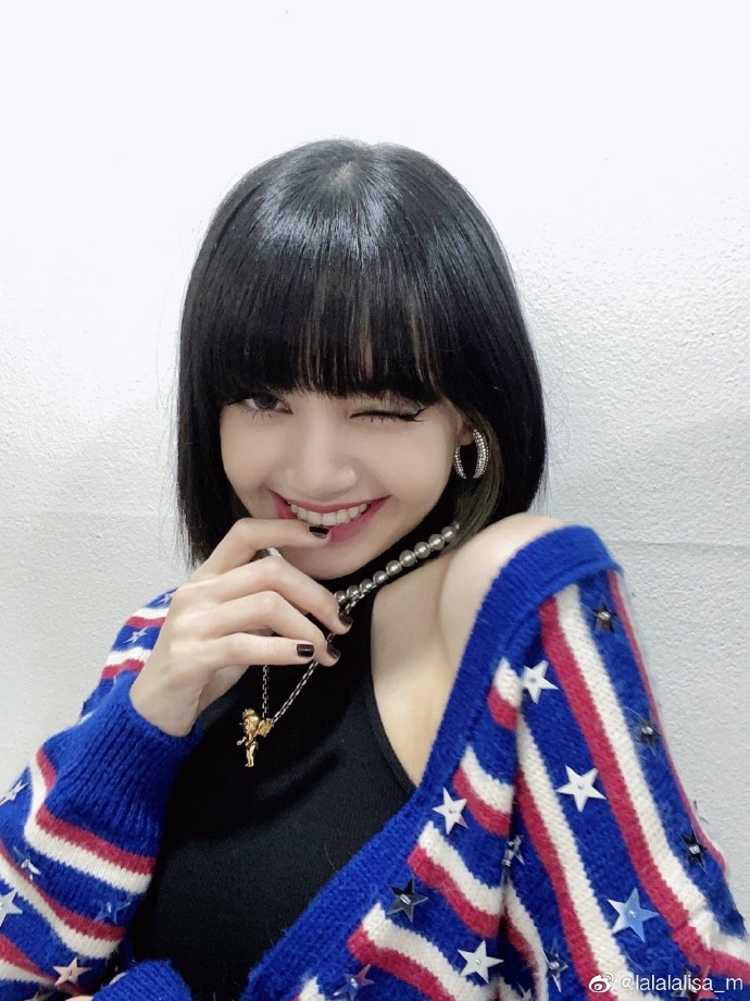 lisa晒自拍感谢粉丝支持新专对镜wink释放甜酷反转魅力