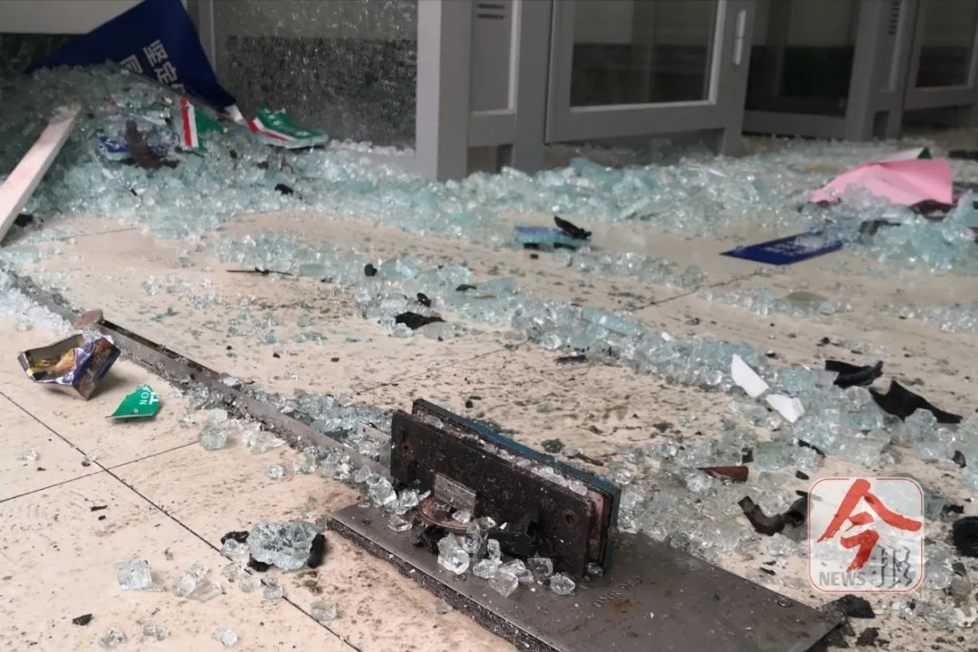 广西柳州一银行玻璃门被撞碎,肇事司机驾车逃离了