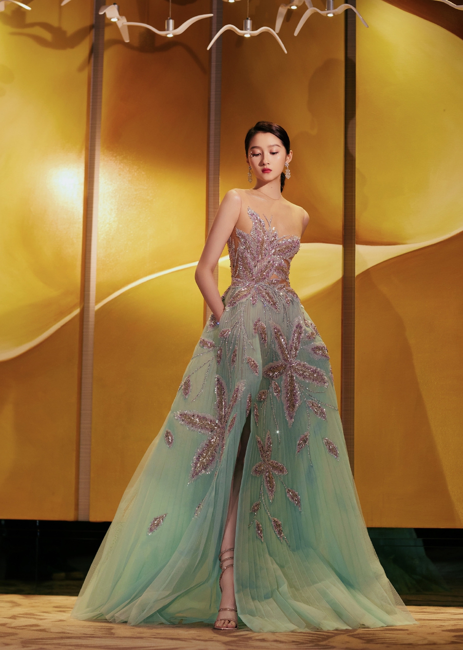 2020-10-17 07:44 10月16日,关晓彤出席第13届金鹰节开幕式造型曝光