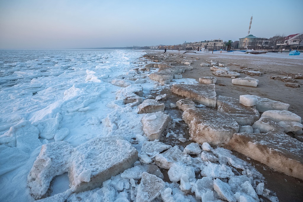 河北秦皇岛冬日海冰美如画