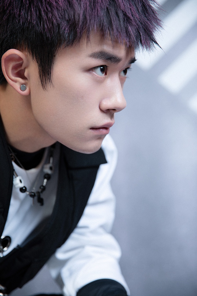 易烊千玺完美驾驭紫色挑染短发&nbsp;一身黑白服装帅气满分