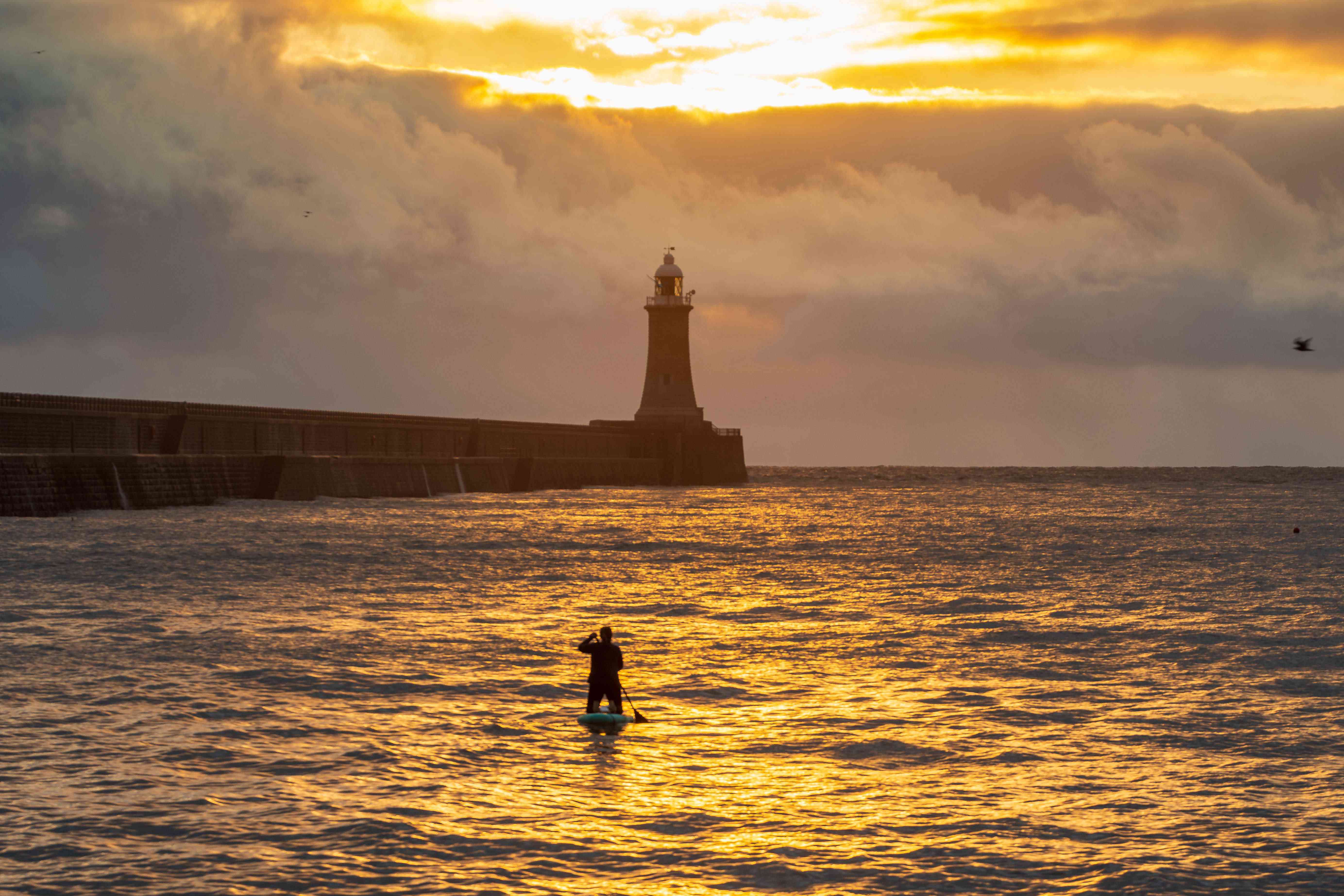 英国海滨码头迷人日出天地染成一片金色