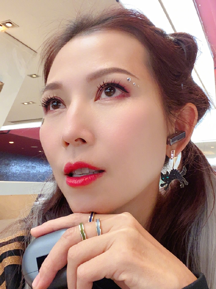 蔡少芬晒自拍调侃自己太美 笑容明媚动人美艳十足