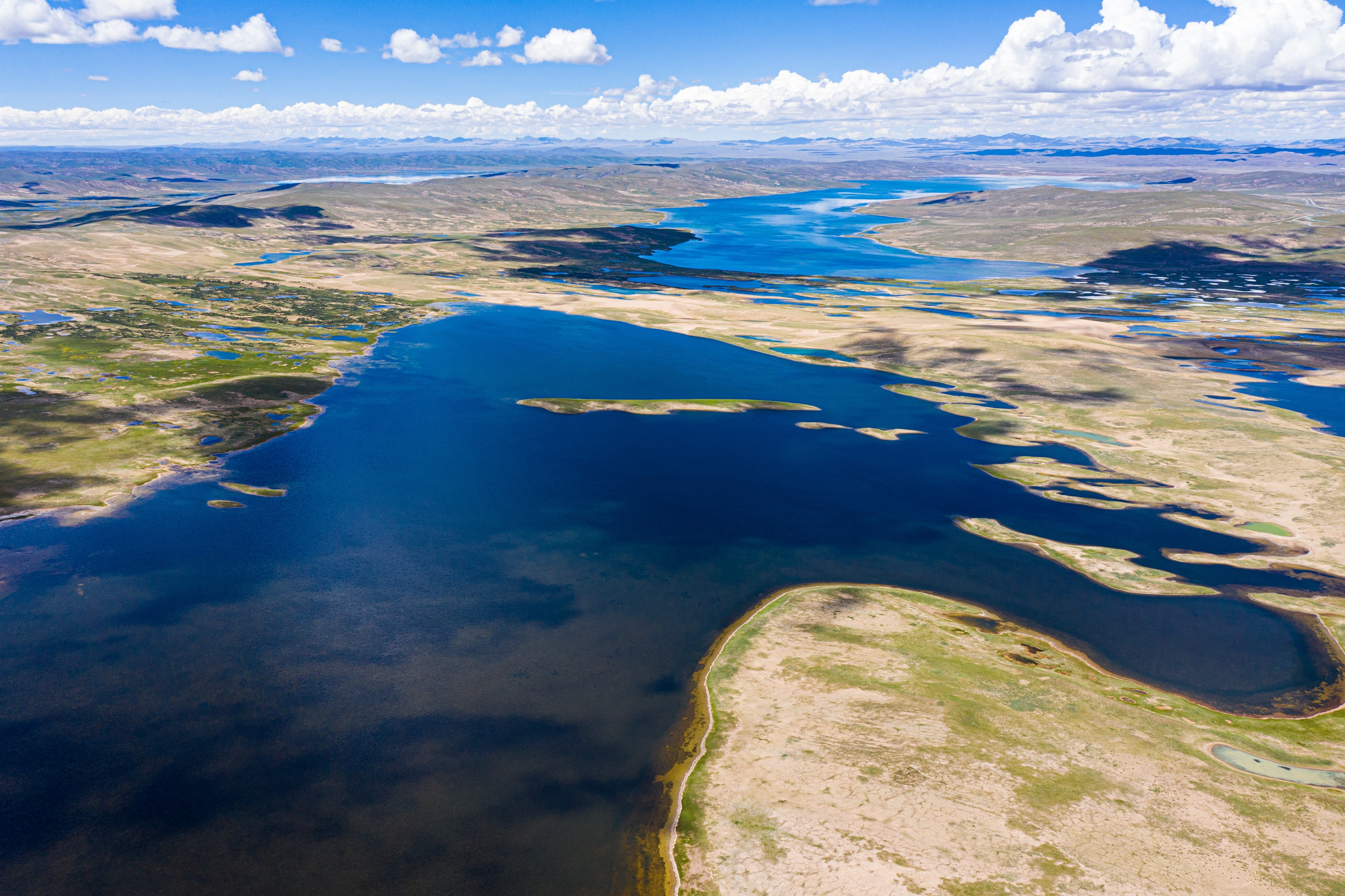 航拍黄河源头玛多县 湖泊千万姿态各异