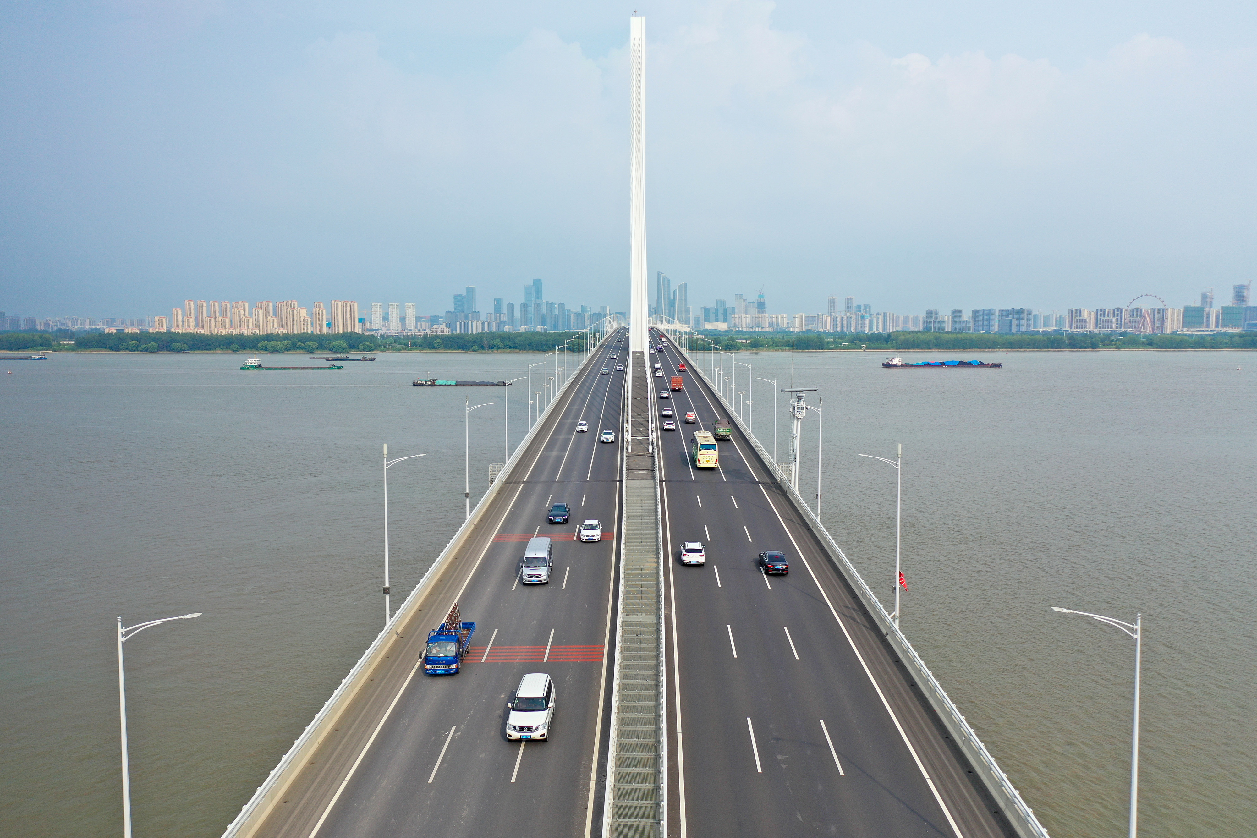 俯瞰南京江心洲长江大桥 如白练横跨长江