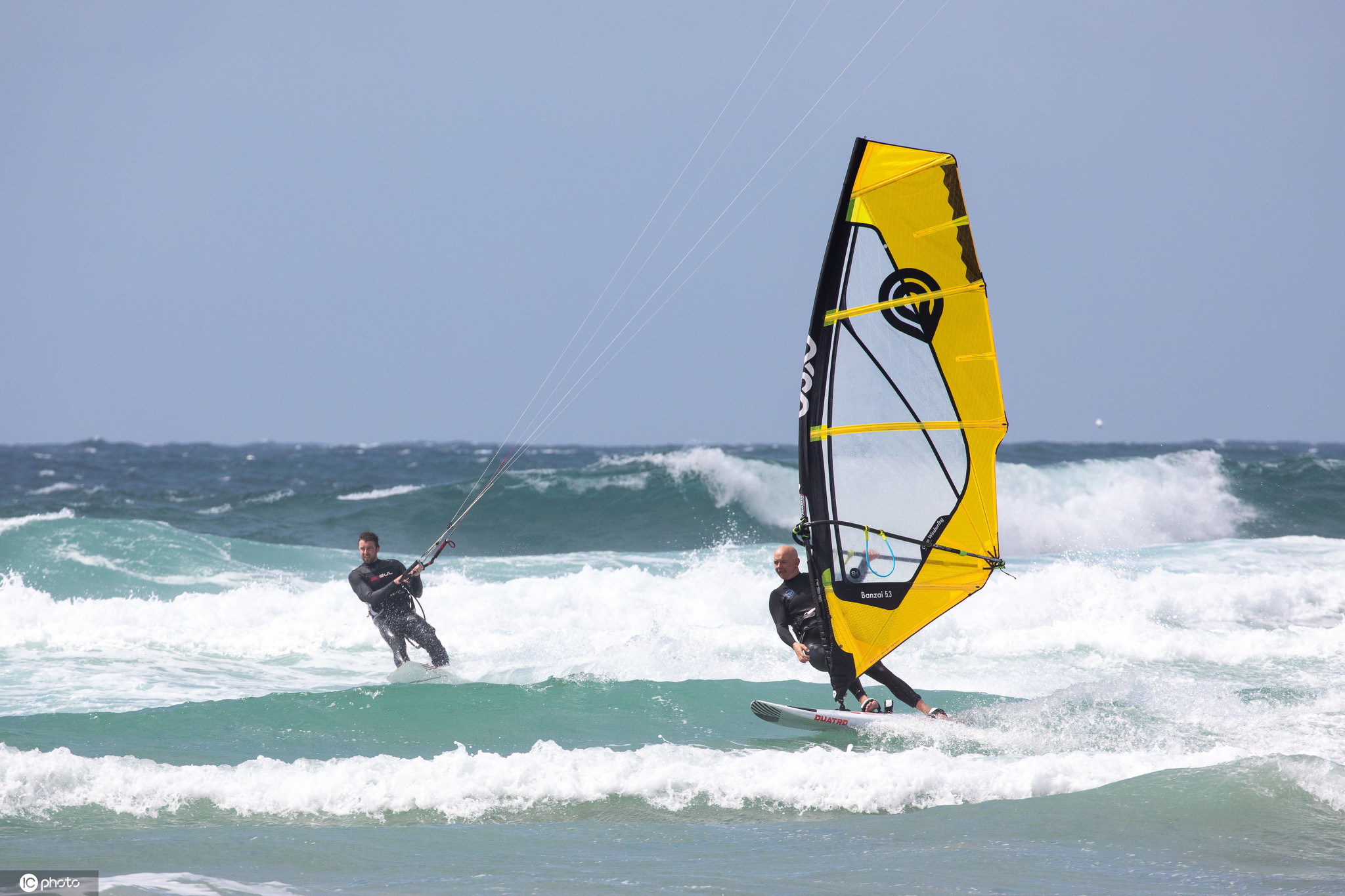 英国极限运动爱好者大玩"风筝冲浪"