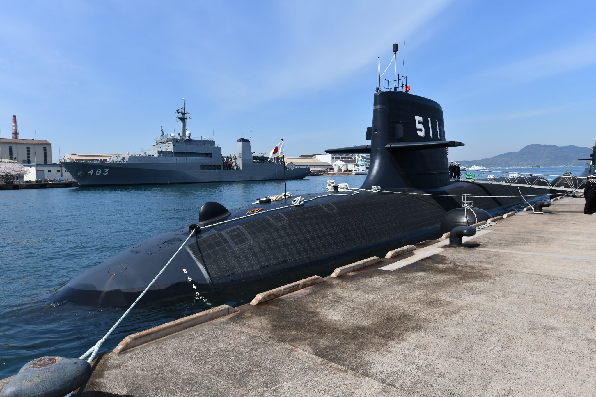 日本首艘锂电池潜艇抵母港部署 艇员全体戴口罩亮相