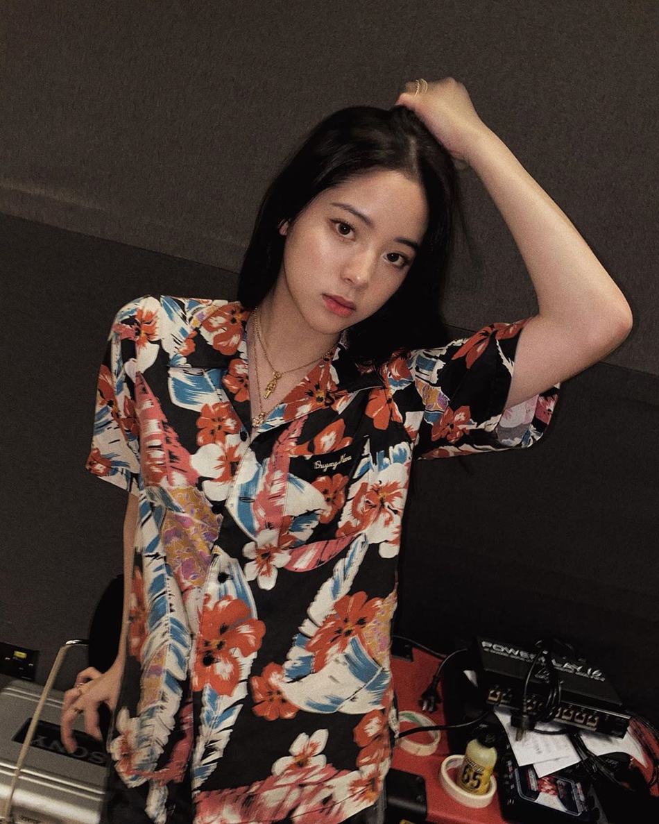 欧阳娜娜在社交平台晒出一组美照,她身穿花衬衫搭配灰色牛仔裤港风味