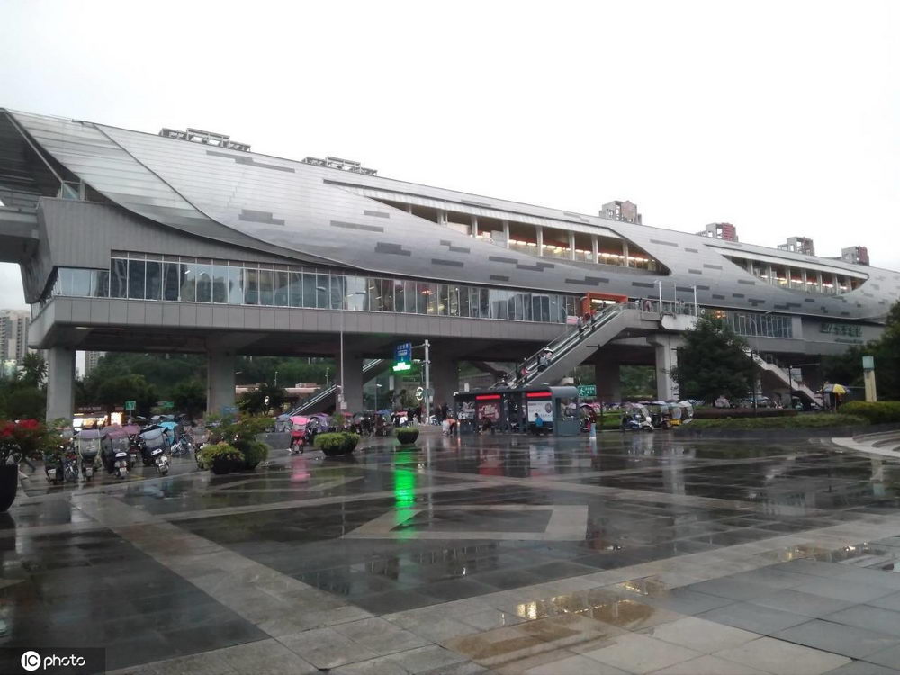 重庆一地铁站外观酷似棺材奇特外形吸引众人打卡