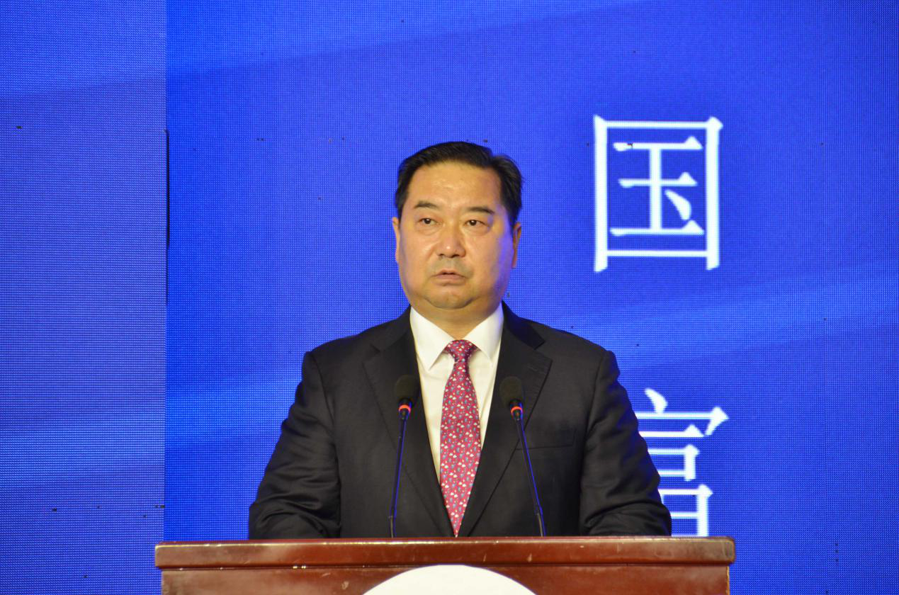 图为兴化市委常委,市政府常务副市长徐立华发起"全球四大花海"合作