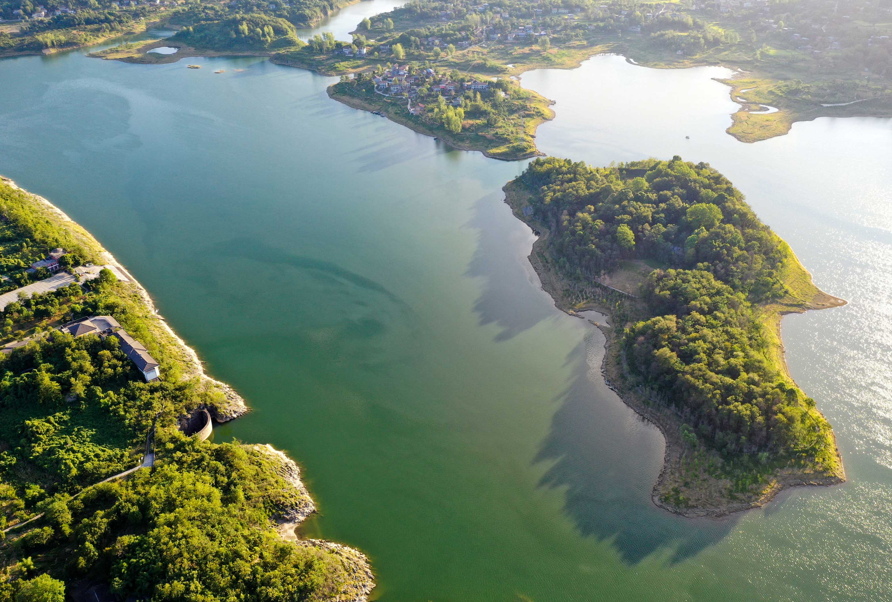 初秋时节 四川华蓥天池湖水清岸绿天池美