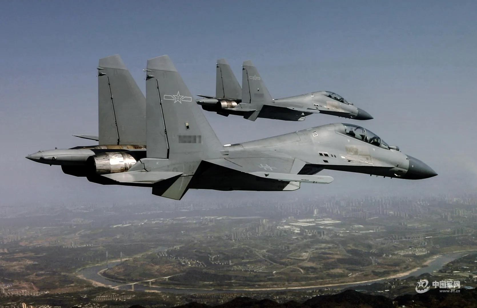 帅歼16在海湾超低空掠海飞行