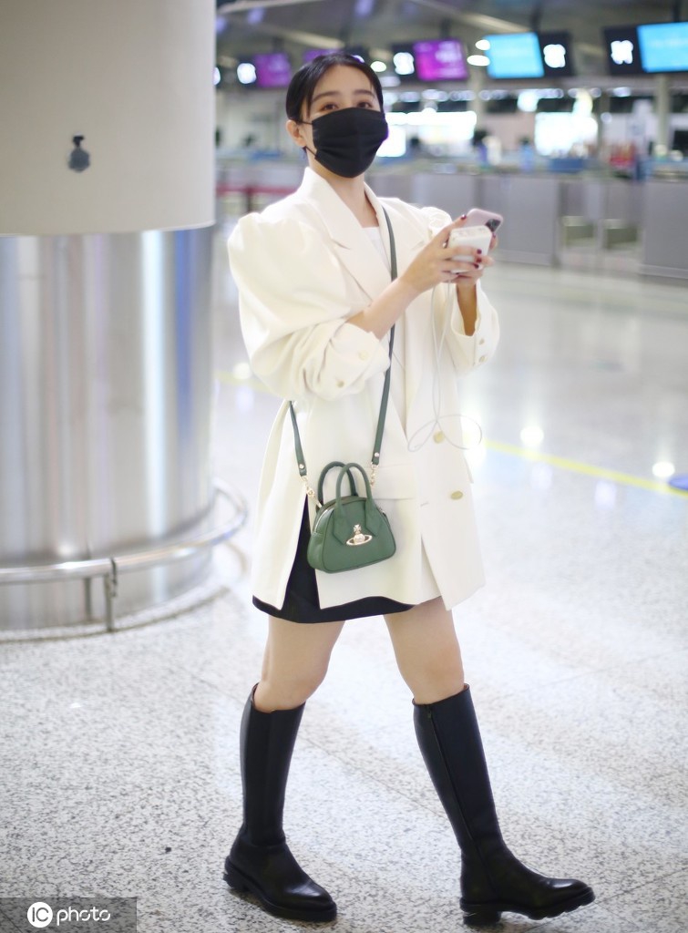 孟佳成团后现身明媚动人 长发飘飘又纯又魅