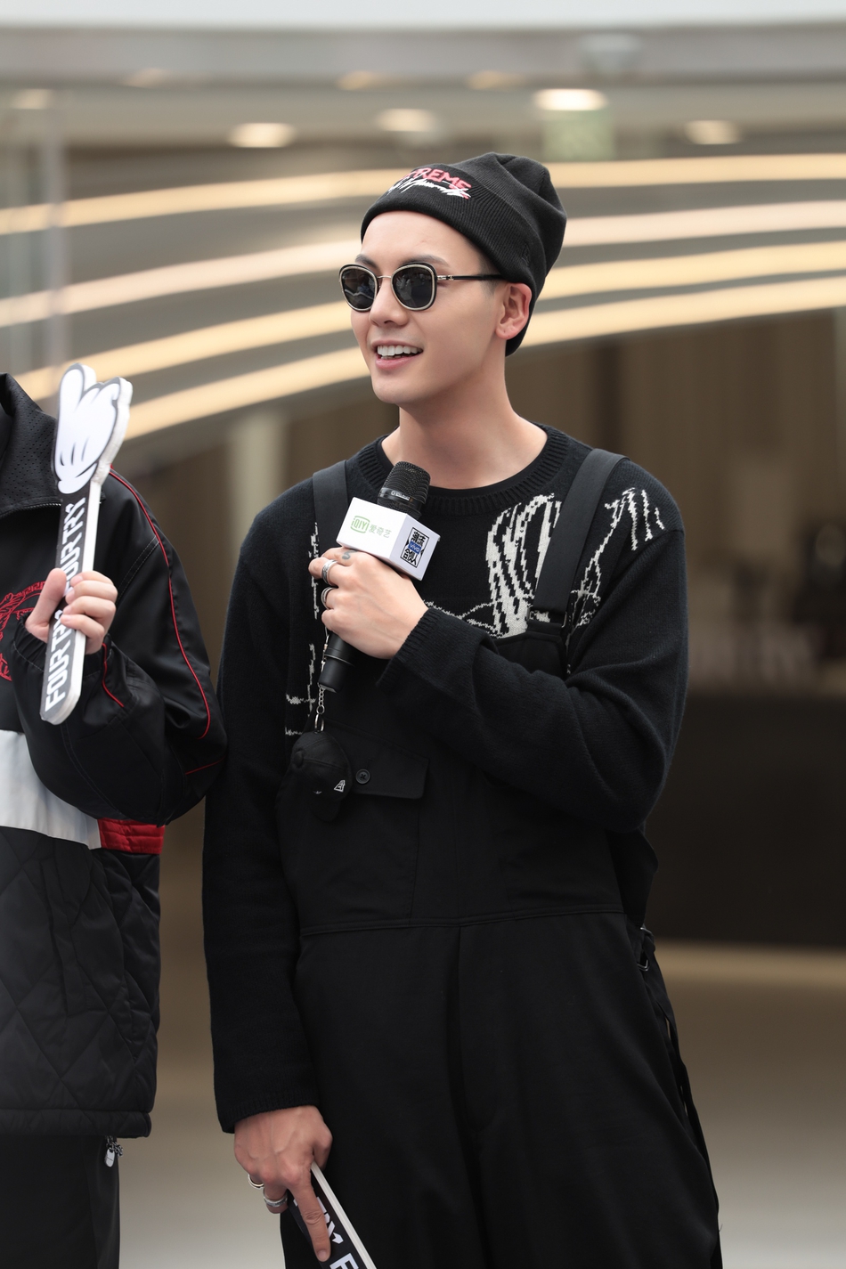 超酷可爱 2020-11-19 10:41 陈伟霆身穿黑色背带裤搭配针织帽,潮酷