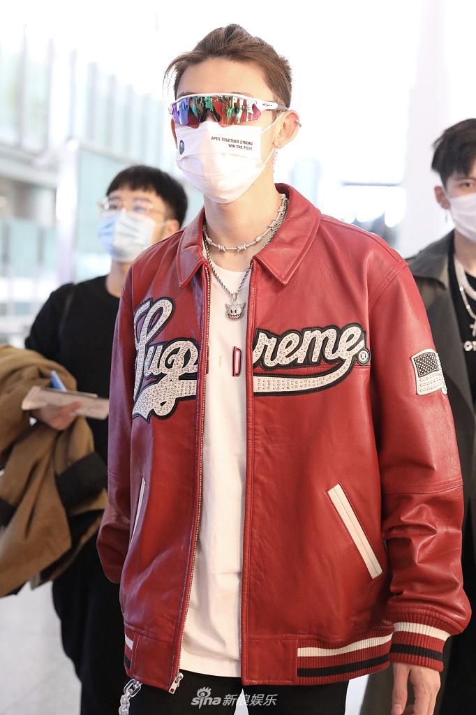 王琳凯穿红色夹克潮酷十足 戴粉色电光眼镜超吸睛
