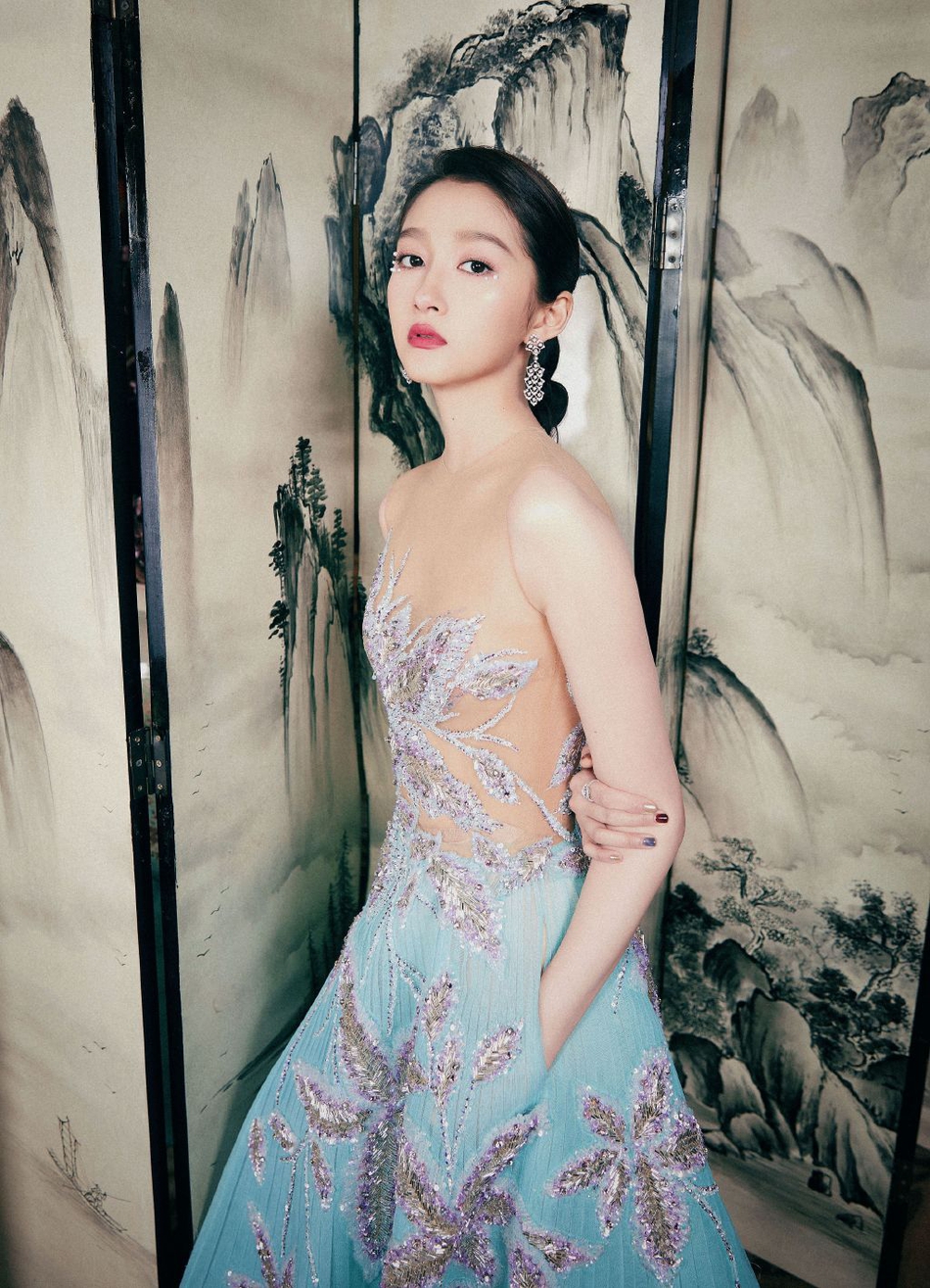 关晓彤穿珊瑚海星裙出席金鹰节开幕式珍珠眼妆清新别致