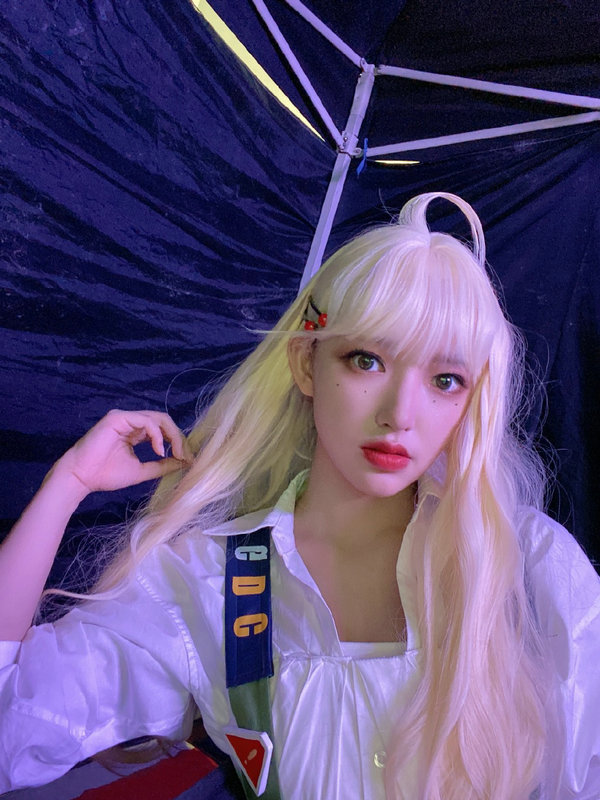 程潇自拍秀雪肤 白发配精致妆容美如洋娃娃