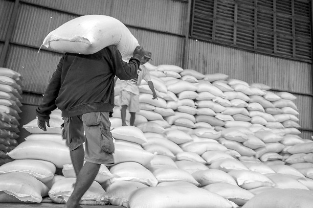3月31日,印度尼西亚工人正在搬运新到的大米,充实当地库存.