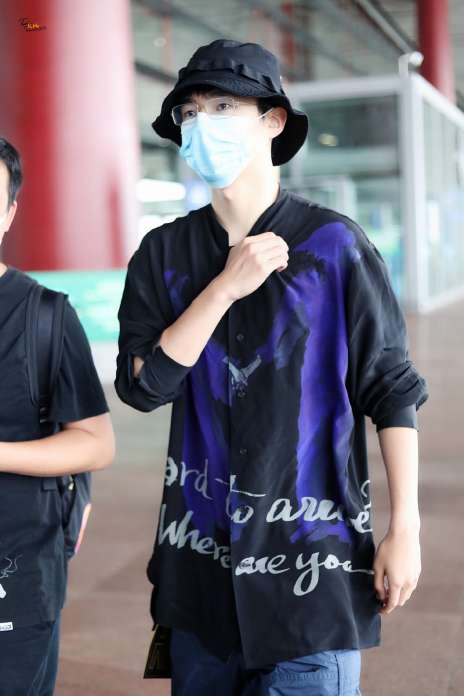 刘昊然一身潮搭现身机场 戴渔夫帽休闲有范