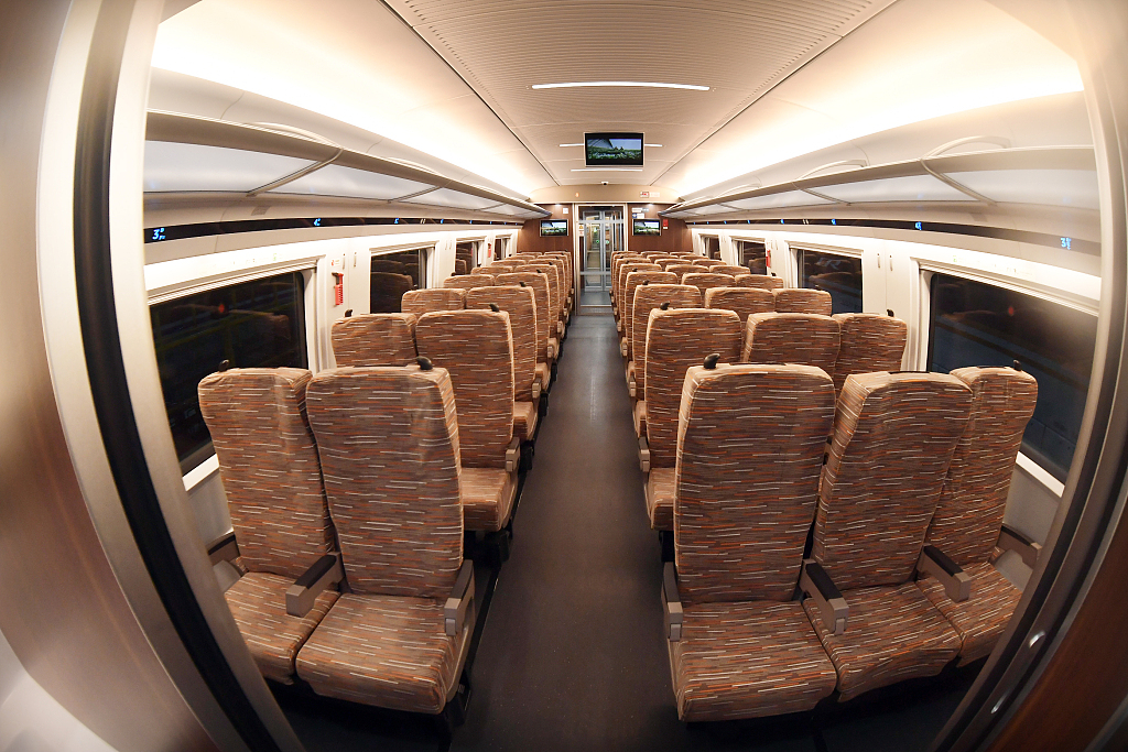 京哈高铁即将全线贯通 沈阳北动车运用所内复兴号整装待发