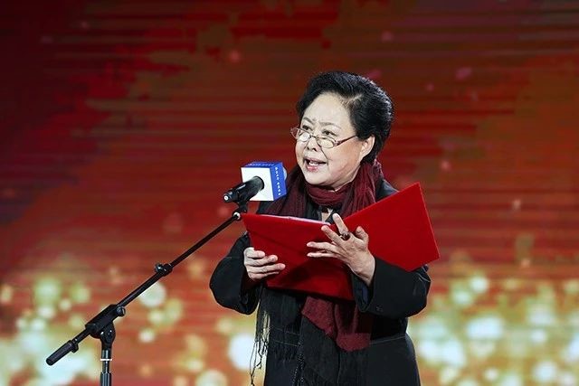 著名表演艺术家斯琴高娃朗诵原创诗歌《医者是我的名字》.