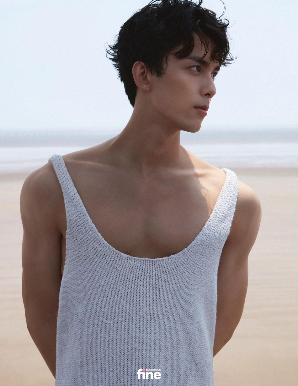 吴磊登《时尚先生fine》封面 蓝色衬衫造型清爽少年感十足