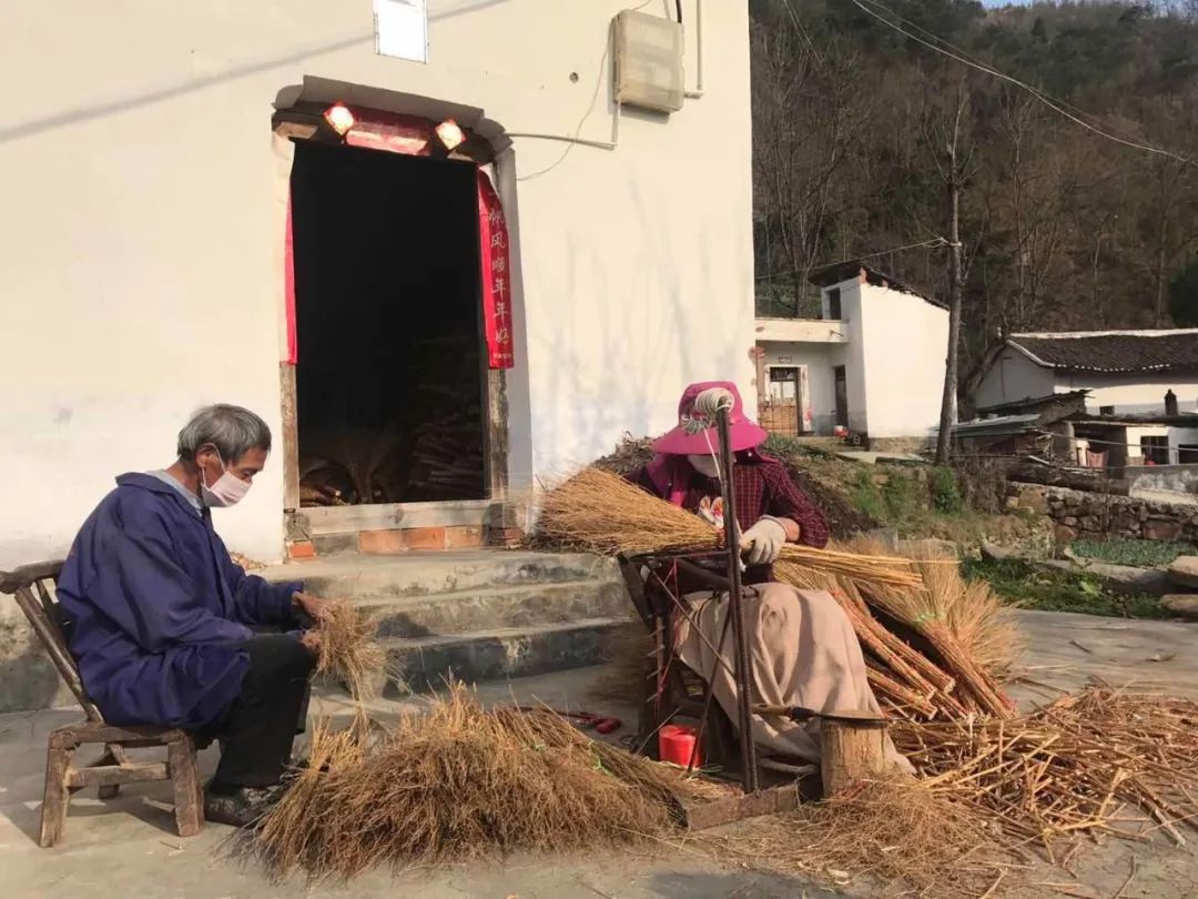 这个贫困县筹百吨物资送武汉!农民还赶制了2万把扫帚,寓意是扫除疫情